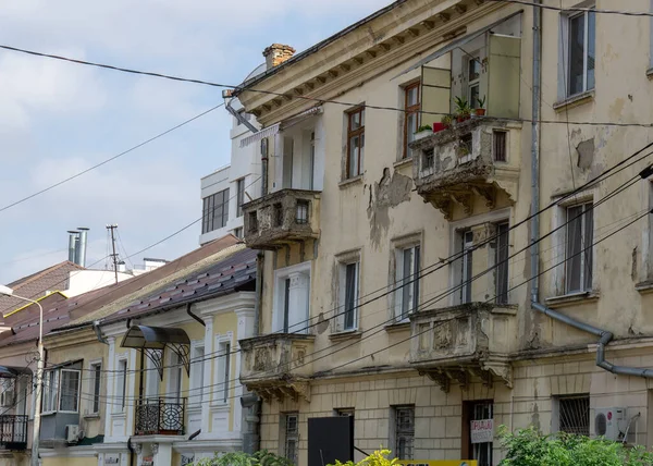 Edificios antiguos de la ciudad de Chisinau, la capital de la República de Moldavia — Foto de Stock