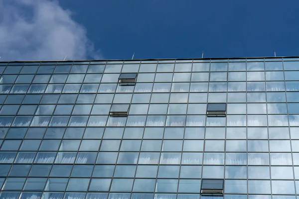 Unterseite panoramischer und perspektivischer Blick auf stahlblaues Glas-Hochhaus Wolkenkratzer, Geschäftskonzept erfolgreicher Industriearchitektur — Stockfoto