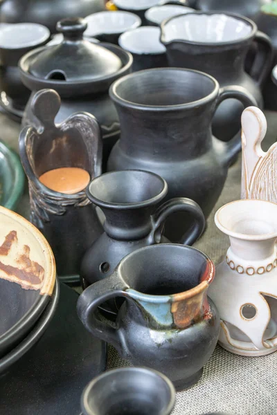 De kermis van volksambachtslieden van aardewerk. Handgemaakte potten van klei — Stockfoto