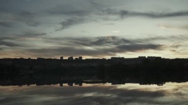 Şehir parkındaki gölün üzerinde güzel bir gün batımı.