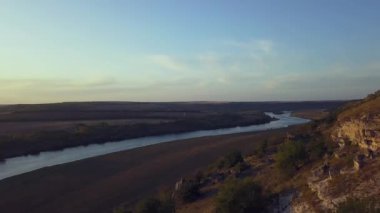 Sonbaharda gün batımında nehrin üzerinden uçacağız. Moldova Cumhuriyeti. Molovata köyü. Nehir Dinamosu.