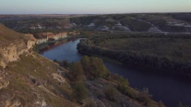 Nehir üzerinden ve sonbaharda küçük bir köy. Moldova Cumhuriyeti. Molovata köyü. Nehir Dinamosu.
