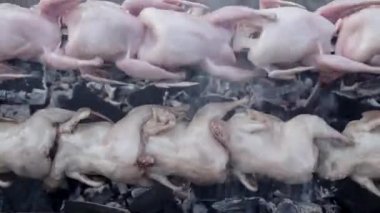 Tayland usulü kızarmış tavuk kömür ocağında..