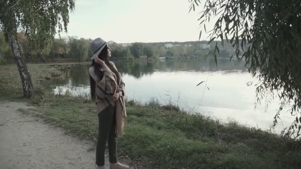 Séjour Relaxant Jeune Femme Avec Chapeau Debout Près Lac Regardant — Video