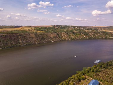 Sonbaharda Dnestr Dinyester Nehri 'nin en üst manzarası. Nehir sarı tarla ve yeşil ormanı çevrelemektedir. Moldova Cumhuriyeti.