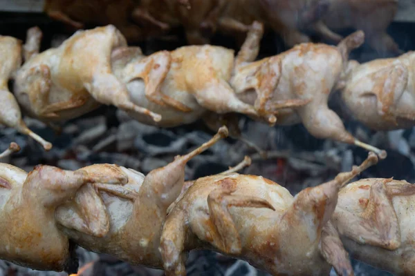 Тайський стиль печене курча на обертовій вугільній плиті.. — стокове фото