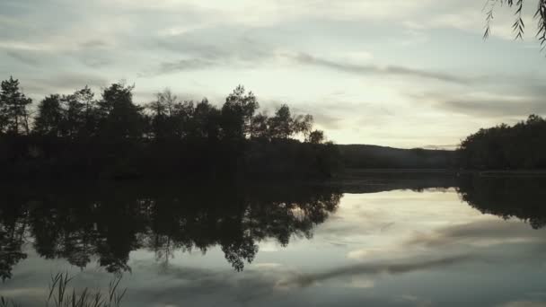 市内の湖の上に美しい夕日公園 — ストック動画