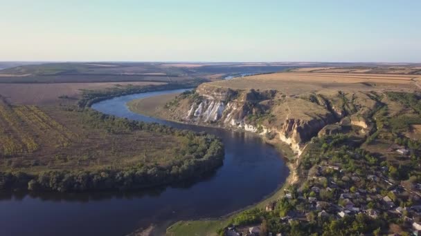 秋には川と小さな村の上を飛行します モルドバ共和国 モロヴァタ村 ドニエスター川 — ストック動画