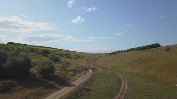 Vol au-dessus du toit cassé. Images aériennes .
