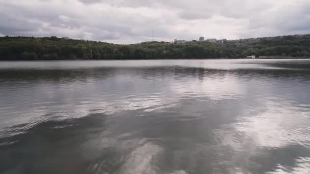 Vista Del Lago Ciudad Día Nublado — Vídeo de stock