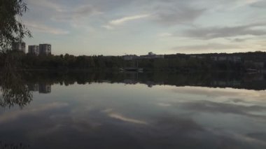 Şehir parkındaki gölün üzerinde güzel bir gün batımı.