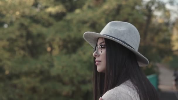 Primer Plano Feliz Mujer Morena Emocionalmente Con Pelo Largo Sombrero — Vídeo de stock