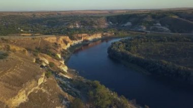 Nehir üzerinden ve sonbaharda küçük bir köy. Moldova Cumhuriyeti. Molovata köyü. Nehir Dinamosu.