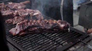 Bir kesme tahtası üzerinde füme Göğüs eti holding, hızlı bir şekilde bir restoranda Barbekü tabağı ince dilimler halinde pişmiş et Dilimleme ellerinde kapatın. İhale, sulu, siyah jant, koca ağızlı, lezzetli Barbekü olduğunu.