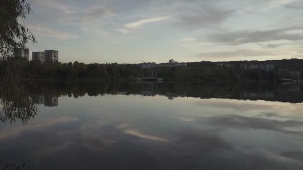 Belo Pôr Sol Sobre Lago Parque Cidade — Vídeo de Stock
