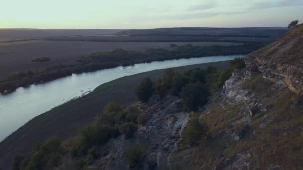 秋天日落时飞越河流 摩尔多瓦共和国 Molovata村 德涅斯特河 — 图库视频影像