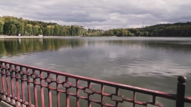 Kamerafahrt Vor Einer Leeren Seepromenade Einem Stadtpark Bewölkter Herbsttag — Stockvideo