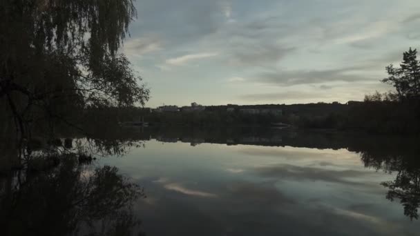 Hermosa Puesta Sol Sobre Lago Parque Ciudad — Vídeo de stock