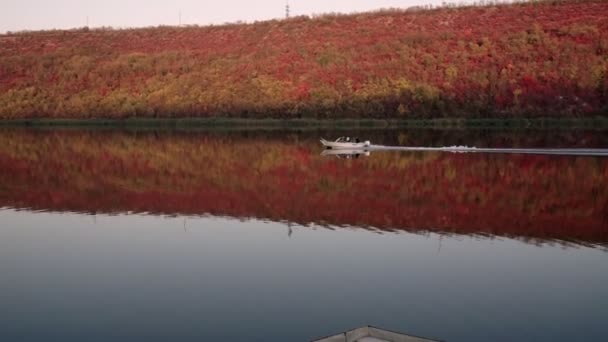 Speedboot Bewegt Sich Schnell Auf Dem Fluss Blick Auf Ein — Stockvideo