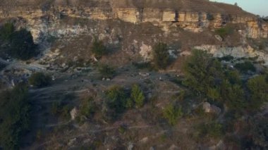 Hava görüntüsü. İnsansız hava aracı taş tarlalarının üzerinde ilerliyor.