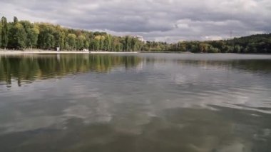 Bulutlu bir günde şehir gölü manzarası