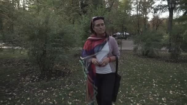 Femme Caucasienne Marche Dans Parc Automne — Video