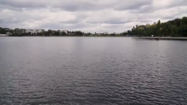 Vista Para Lago Cidade Dia Nublado — Vídeo de Stock