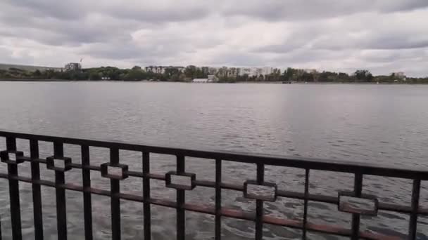 Camera Movement Front Empty Lake Promenade City Park Overcast Autumn — Stock Video