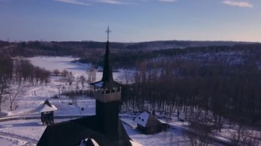 Moldova Cumhuriyeti, Kishinev 'deki eski ahşap bir kilisenin üst manzarası. Kış manzarası Whit ahşap kilise