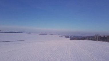 Kış mevsiminde bir otobanda bir dronun hava veya üst görüntüsü