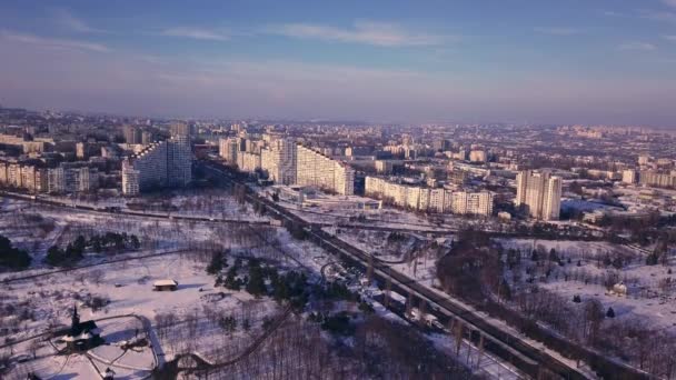 Ovanifrån Gammal Träkyrka Kishinev Republiken Moldavien Vinterlandskap Med Träkyrka — Stockvideo