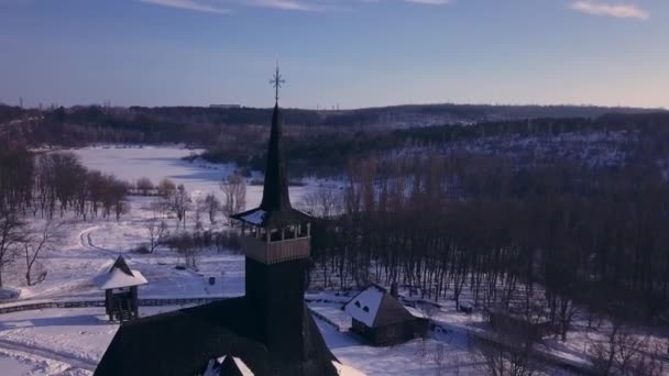 Ovanifrån Gammal Träkyrka Kishinev Republiken Moldavien Vinterlandskap Med Träkyrka — Stockvideo