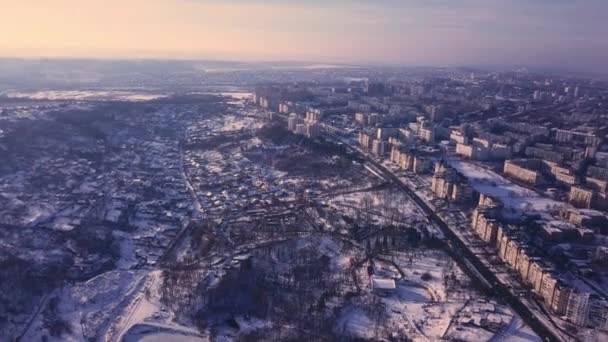 Blick von oben auf die Stadt im Winter bei Sonnenuntergang am Himmel Hintergrund. Drohnenvideographie aus der Luft. 4k. Kischinew, Republik Moldau.