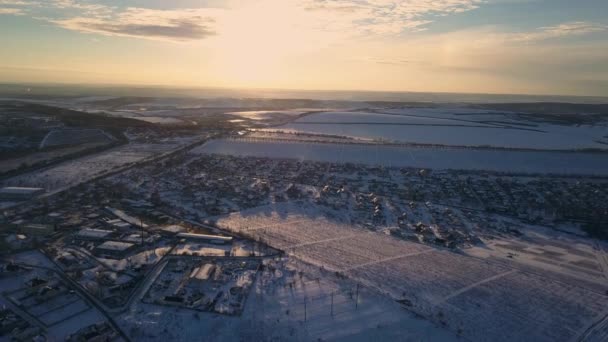 Şehrin Iyi Banliyöleri Küçük Kasabaların Güzel Evleri Kış Günbatımında Bulutlu — Stok video