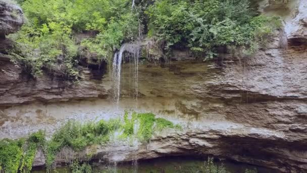 Vuelo Sobre Cascada Pequeña Bosque Verde Filmado Con Dron 30Fps — Vídeos de Stock