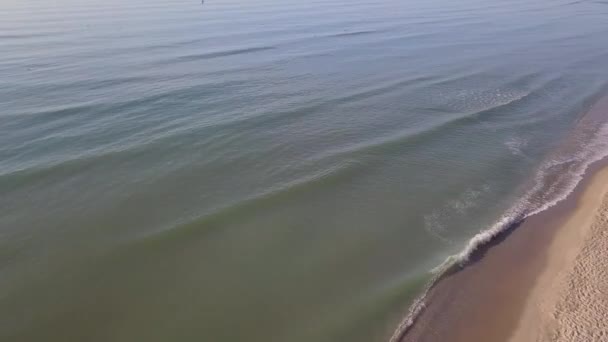 Vista Aérea Playa Mar Olas Suaves Guijarros Orilla Del Mar — Vídeos de Stock