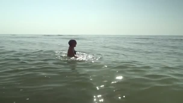 Carefree Středověký Žena Moři Pláži Dovolená — Stock video