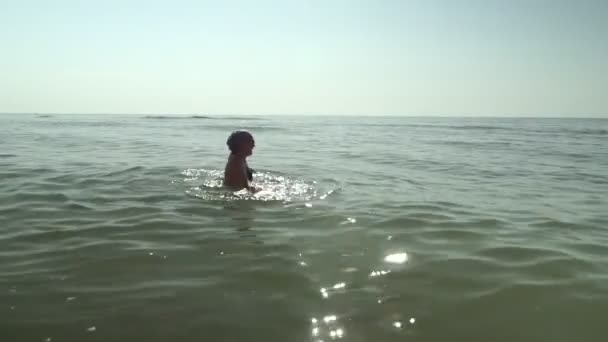 Mulher Meia Idade Despreocupada Mar Férias Praia — Vídeo de Stock