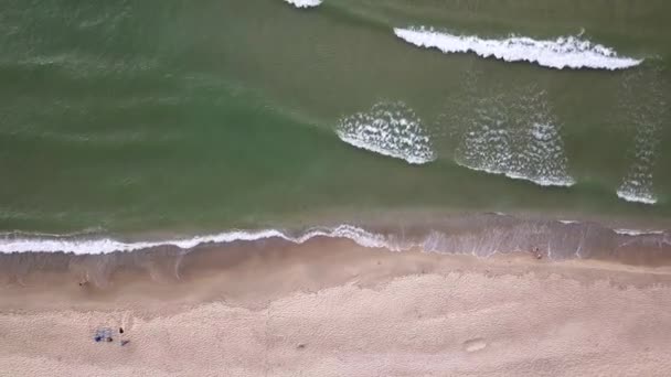 Plage Vue Aérienne Sur Mer Rivage Vagues Douces Cailloux Dans — Video