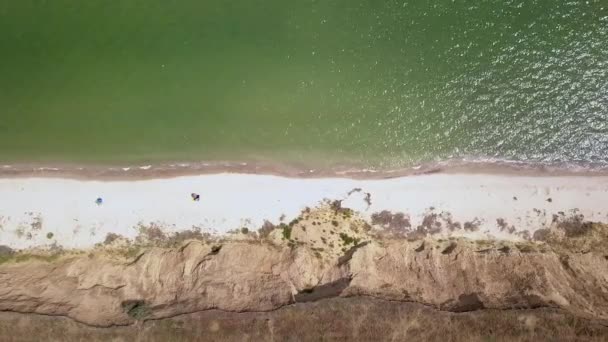 海滩和海上空中俯瞰 海面上柔软的浪花和卵石 水的颜色在早晨非常明亮 4K视频 — 图库视频影像