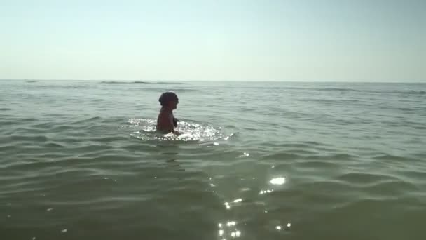 Mulher Meia Idade Despreocupada Mar Férias Praia — Vídeo de Stock