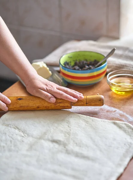 Las Manos Las Mujeres Enrollan Masa Sobre Mesa Cocina Manos —  Fotos de Stock