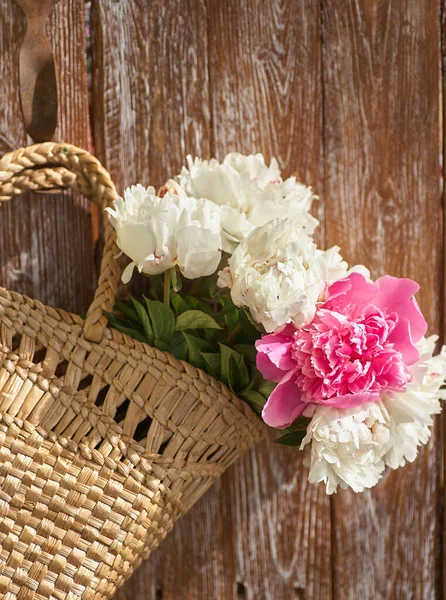 Kwiaty Różowo Białych Piwonii Wiklinowym Koszu Drewnianym Stole Drewnianym Tle — Zdjęcie stockowe