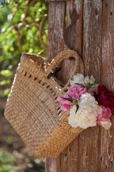 Flores Peonías Rosadas Rojas Blancas Canasta Mimbre Sobre Mesa Madera —  Fotos de Stock