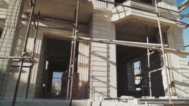 Ev mavi gökyüzüne karşı yapım aşamasında. Beyaz taş