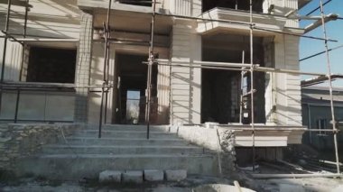 Ev mavi gökyüzüne karşı yapım aşamasında. Beyaz taş