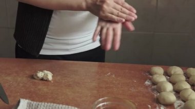 Kadın evde pişirmek için para hazırlıyor.