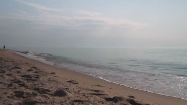 Güzel bir yaz gününde deniz manzarası. Deniz yüzeyi yakın çekim, küçük bulutlu mavi gökyüzü, açık ufuk, hiç kimse. Tatil ve tatil siteleri için güzel yaz arkaplanı.