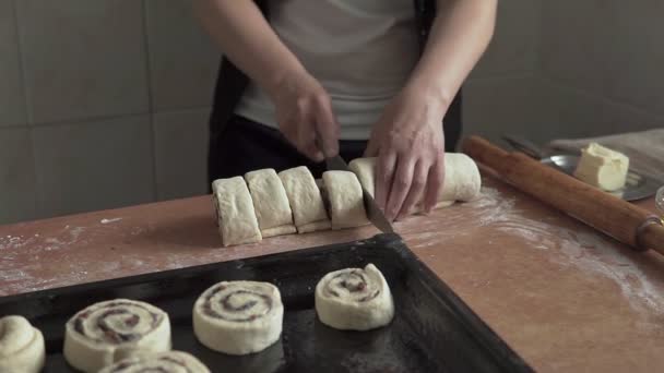 Kneed Het Deeg Voor Kaneelbroodjes — Stockvideo