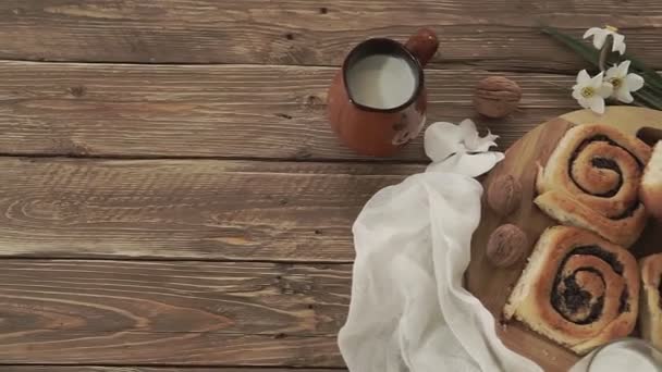 Koš Domácích Buchet Marmeládou Podávaný Starém Dřevěném Stole Vlašskými Ořechy — Stock video